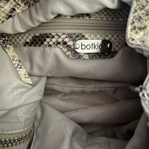 This beautiful Python handbag is suitable for all occasions. - Picture 3 of 4